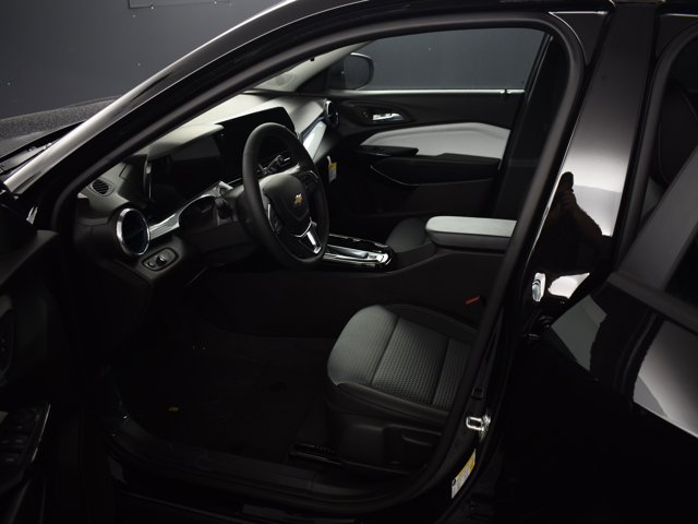 2025 Chevrolet Trax LT Image 17 of 20