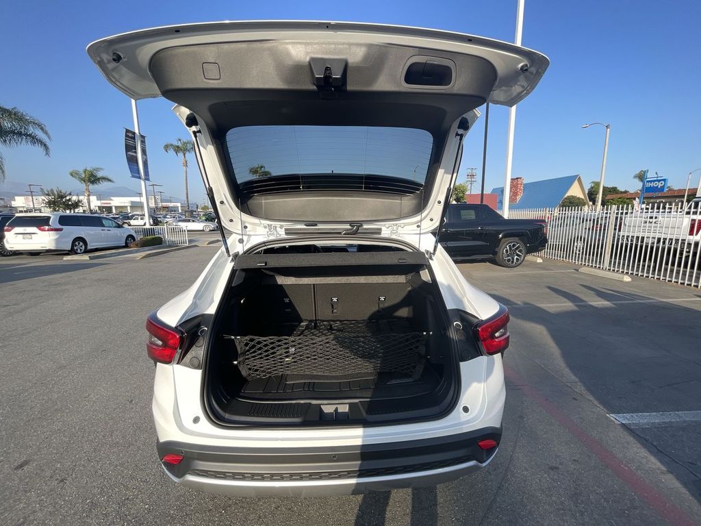 2025 Chevrolet Trax LT Image 12 of 36