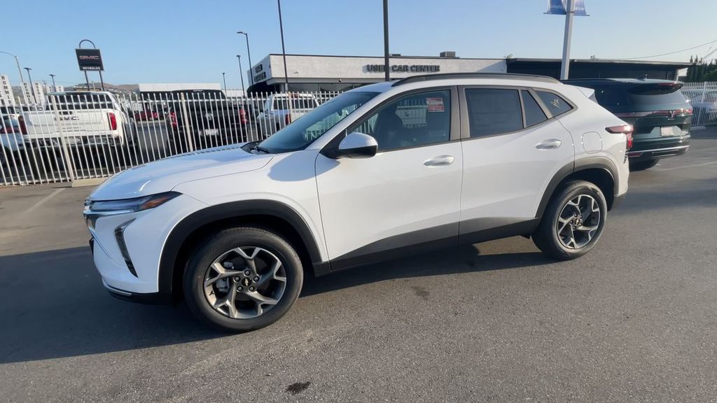 2025 Chevrolet Trax LT Image 3 of 36