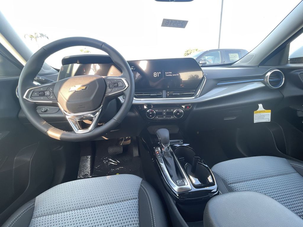 2025 Chevrolet Trax LT Image 18 of 36