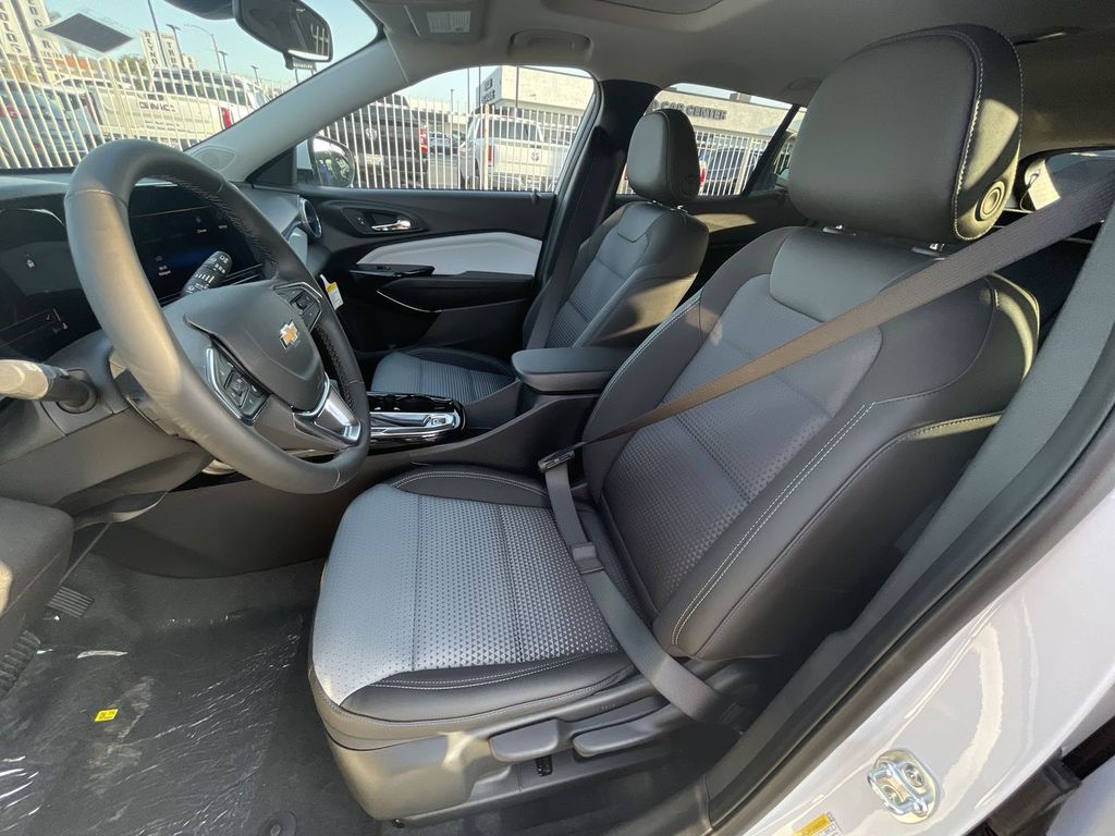 2025 Chevrolet Trax LT Image 15 of 36