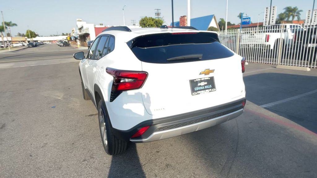 2025 Chevrolet Trax LT Image 8 of 36