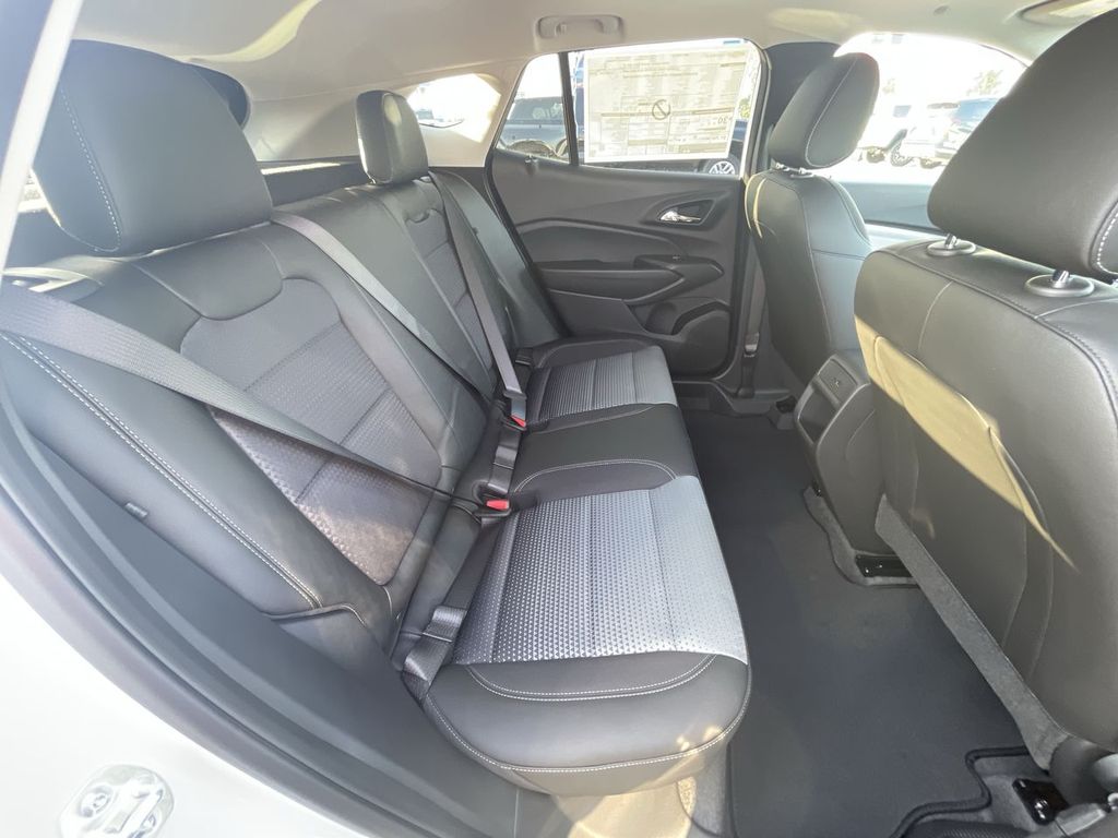 2025 Chevrolet Trax LT Image 14 of 36