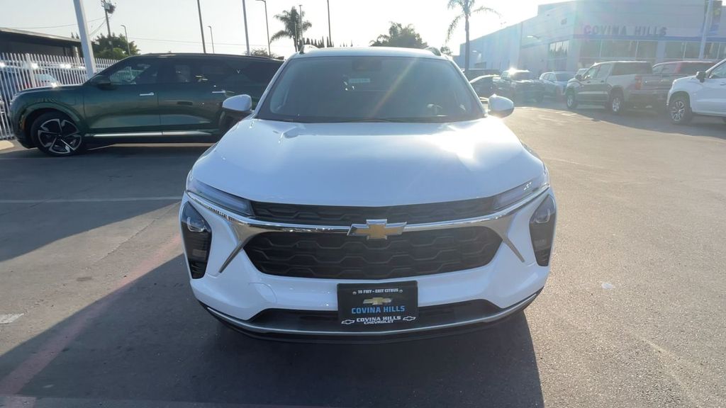 2025 Chevrolet Trax LT Image 4 of 36