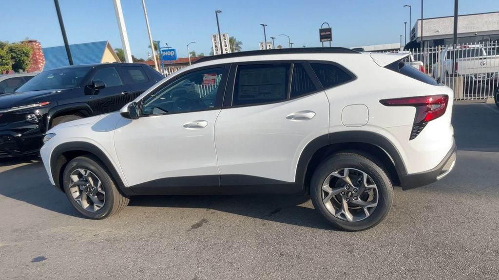 2025 Chevrolet Trax LT Image 9 of 36