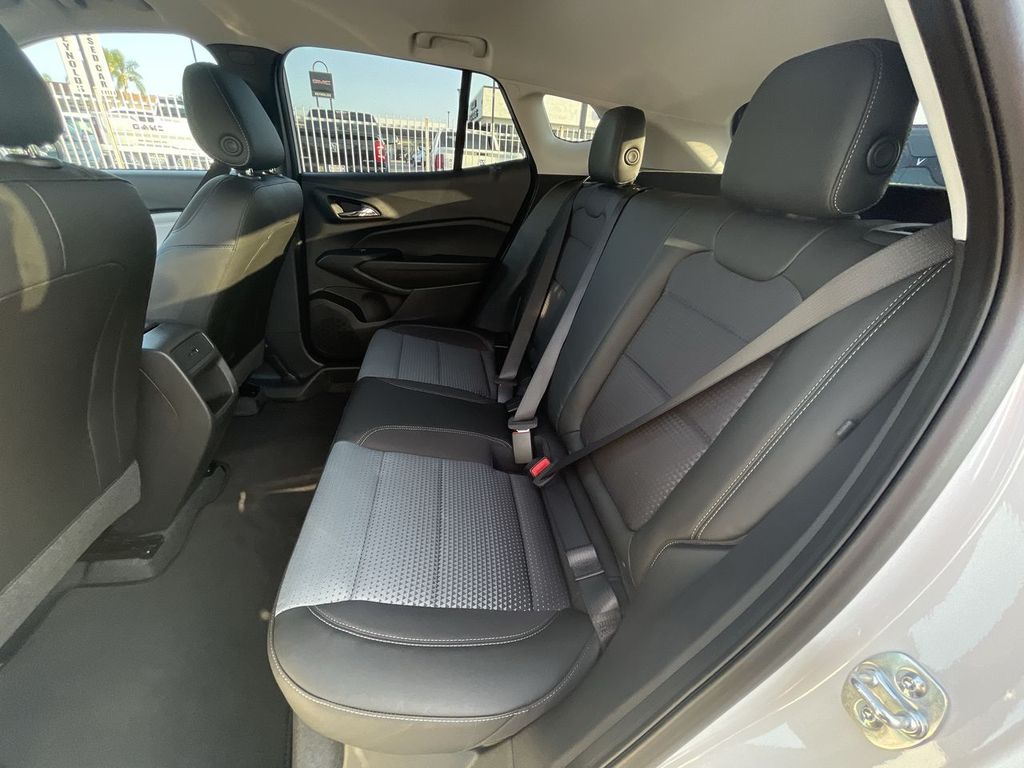 2025 Chevrolet Trax LT Image 16 of 36