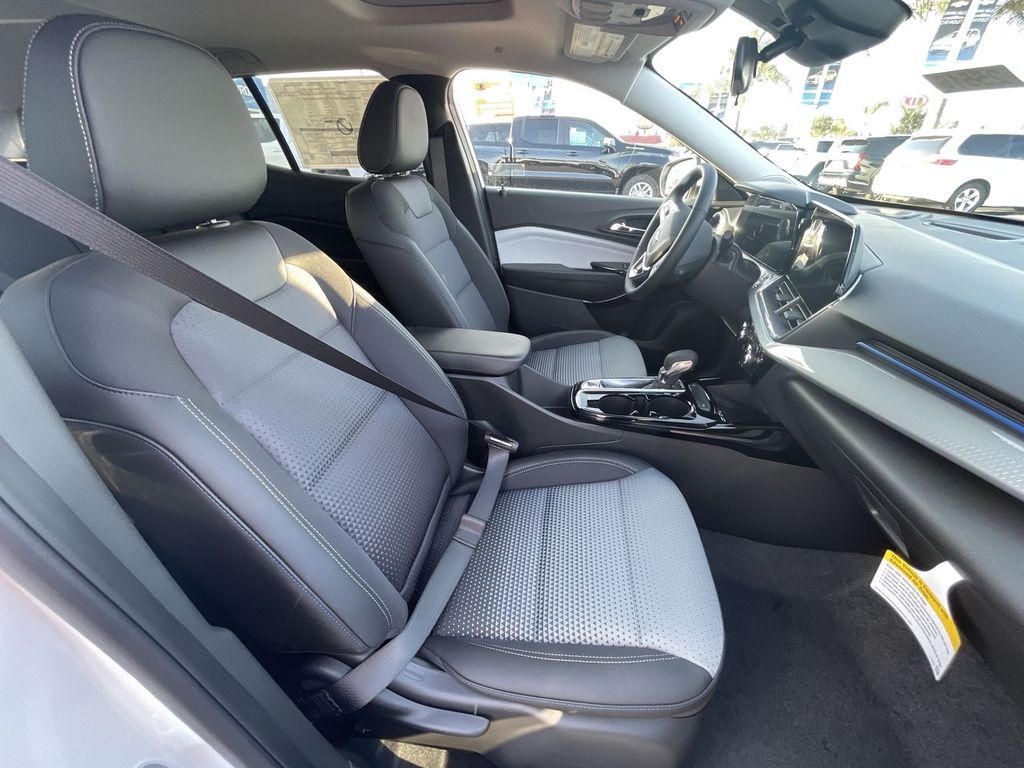 2025 Chevrolet Trax LT Image 13 of 36