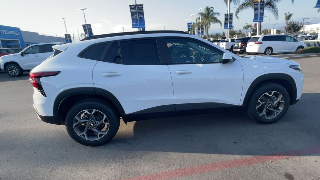 2025 Chevrolet Trax LT Image 7 of 36
