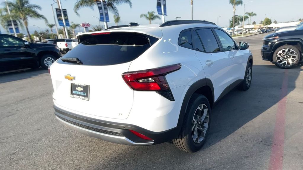 2025 Chevrolet Trax LT Image 6 of 36