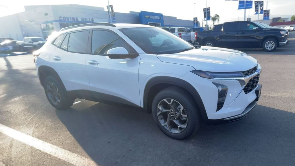 2025 Chevrolet Trax LT Image 5 of 36