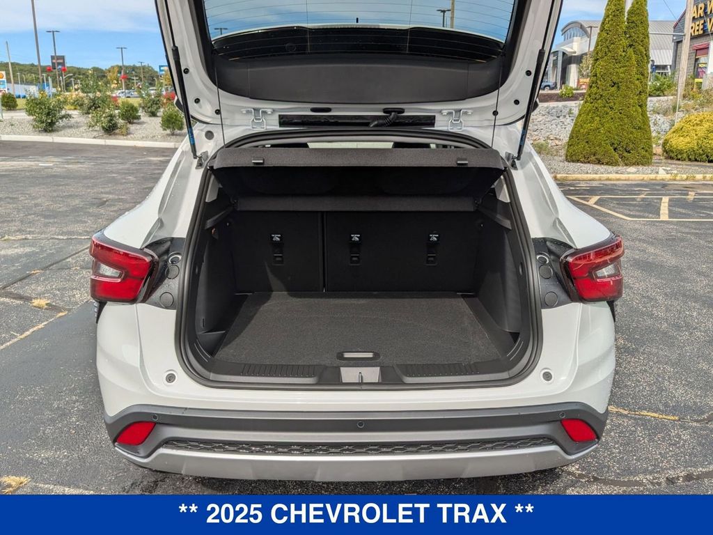 2025 Chevrolet Trax LT Image 11 of 34