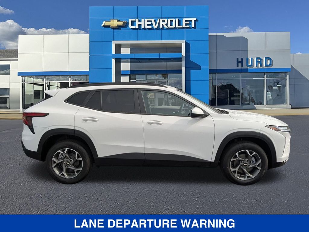 2025 Chevrolet Trax LT Image 4 of 34