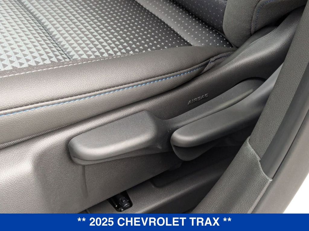 2025 Chevrolet Trax LT Image 25 of 34