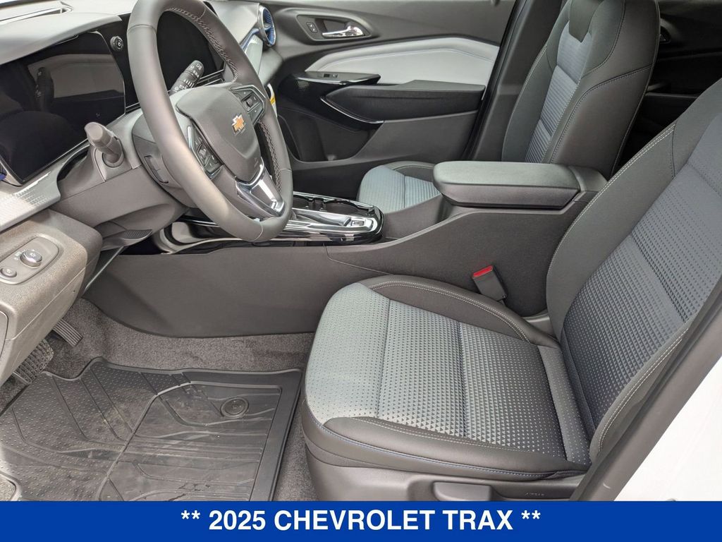 2025 Chevrolet Trax LT Image 14 of 34