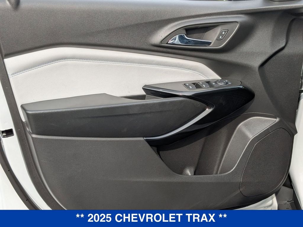 2025 Chevrolet Trax LT Image 24 of 34