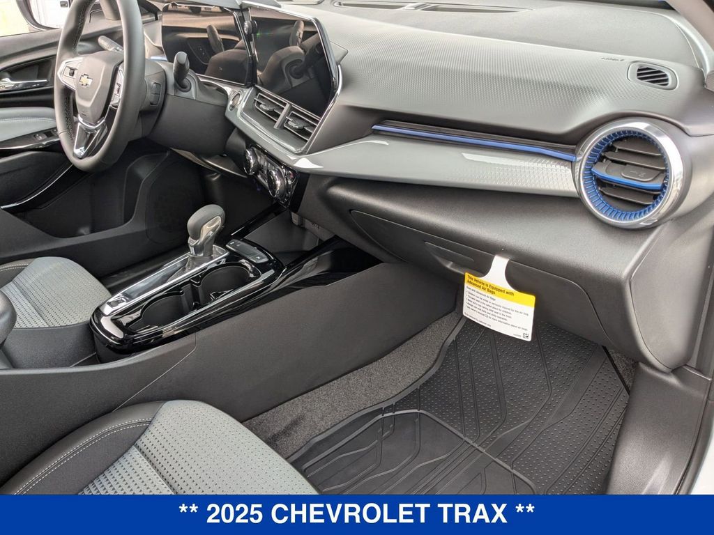 2025 Chevrolet Trax LT Image 17 of 34