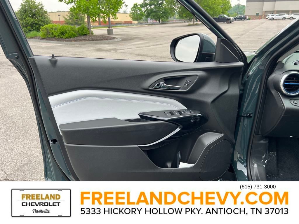 Vehicle image 16 of 25