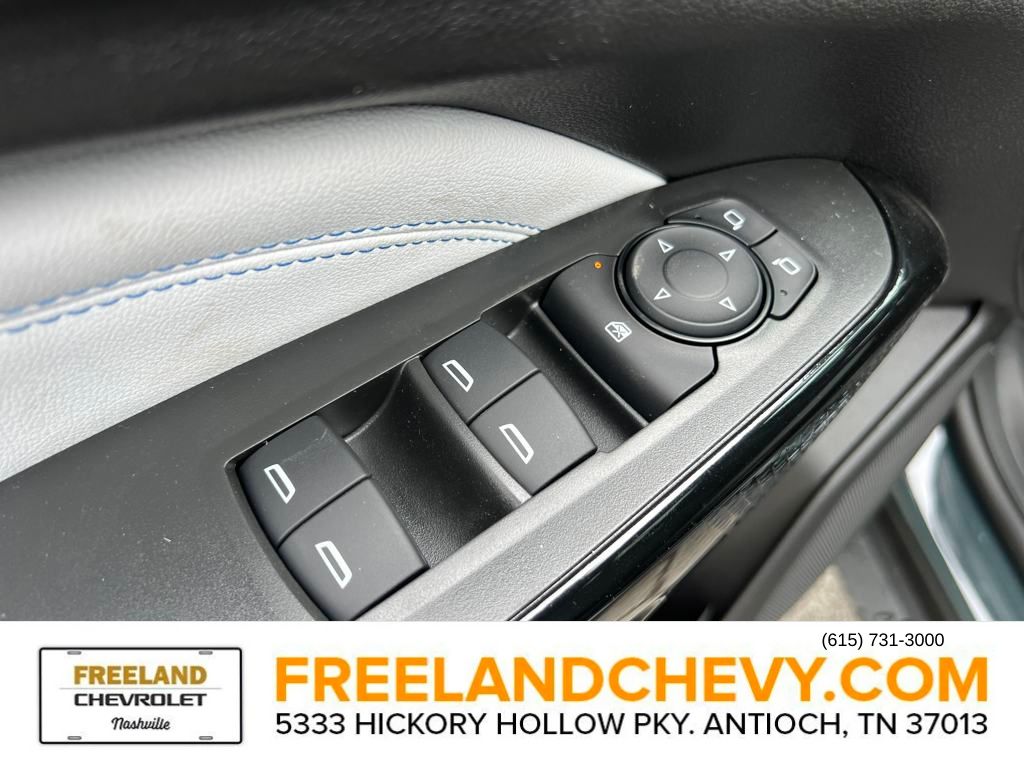 Vehicle image 17 of 25