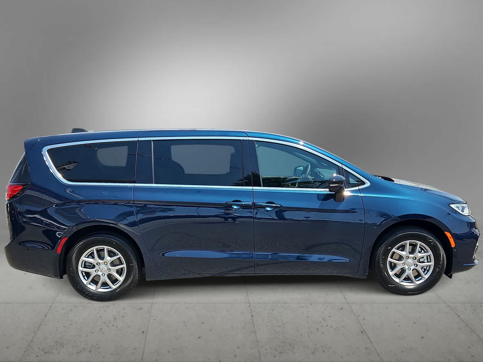 2025 Chrysler Pacifica Select Image 5 of 33