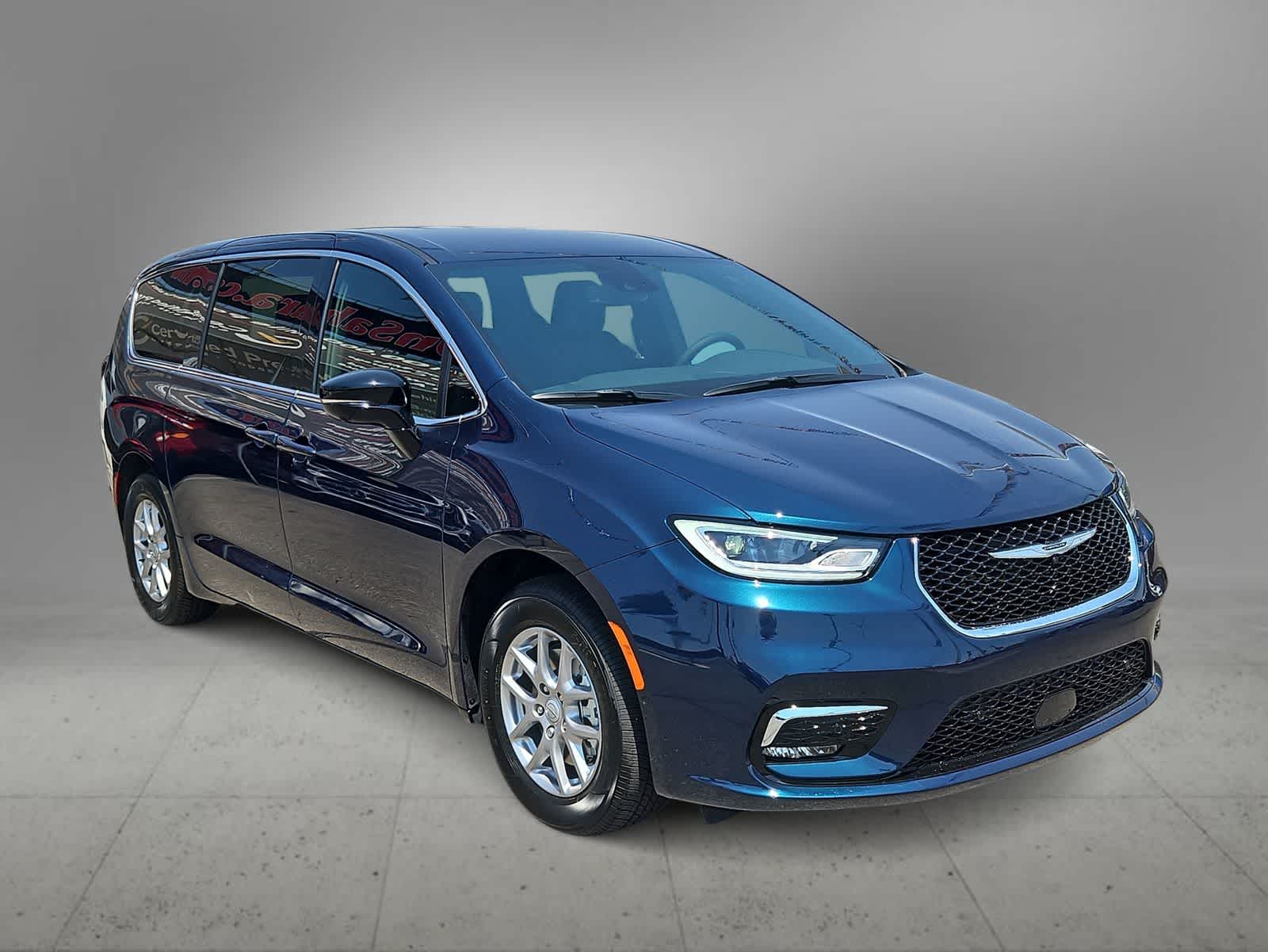 2025 Chrysler Pacifica Select Image 4 of 33