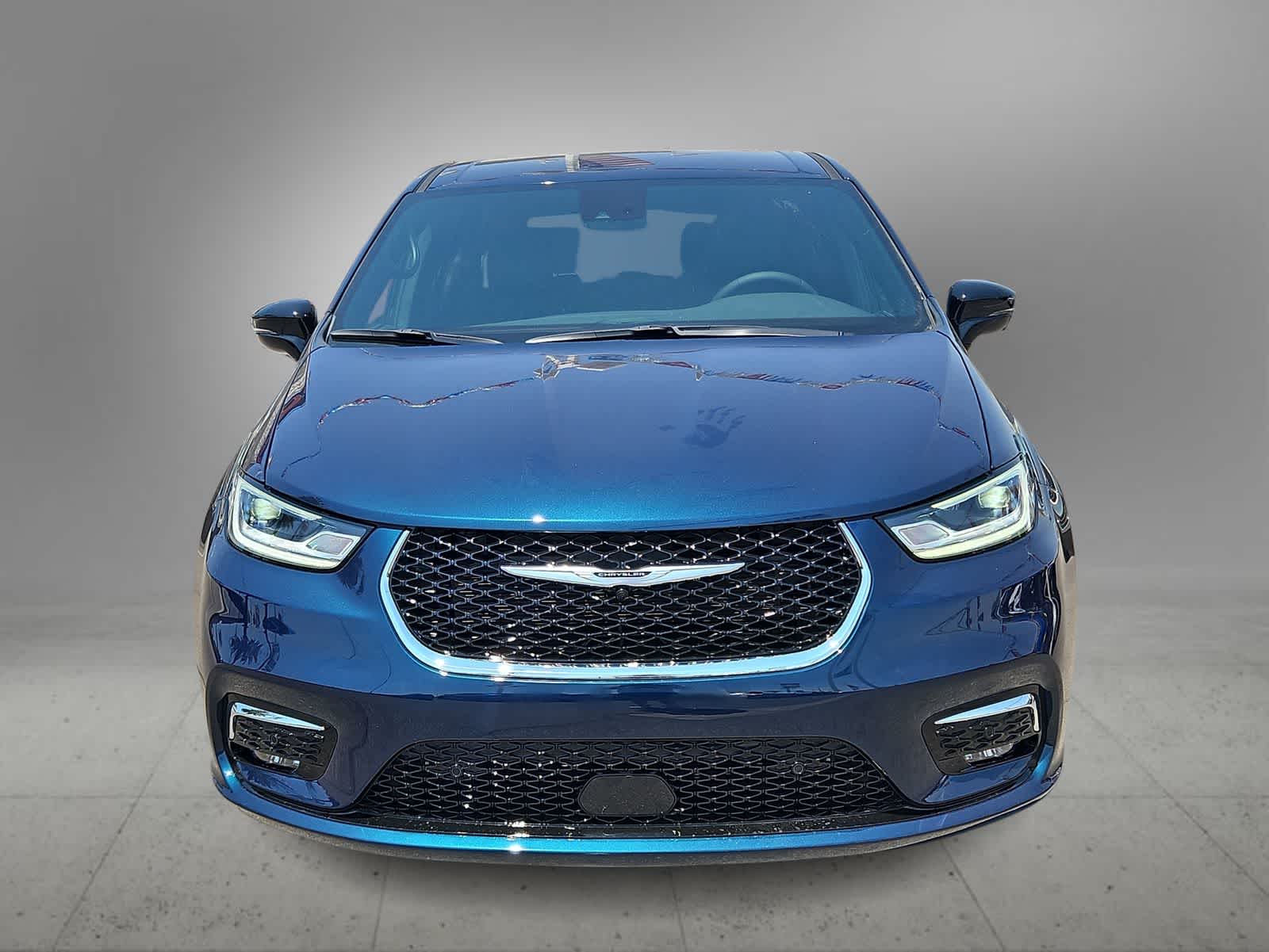 2025 Chrysler Pacifica Select Image 3 of 33