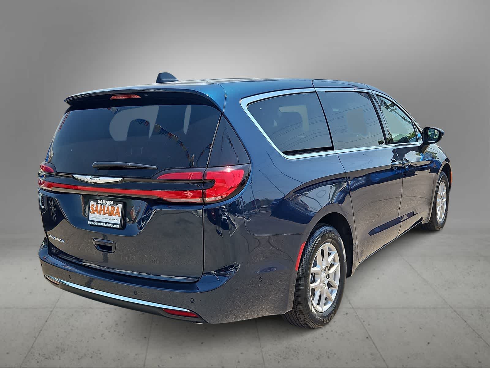 2025 Chrysler Pacifica Select Image 6 of 33