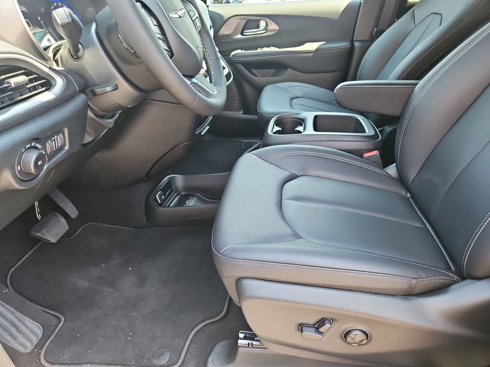 2025 Chrysler Pacifica Select Image 27 of 33