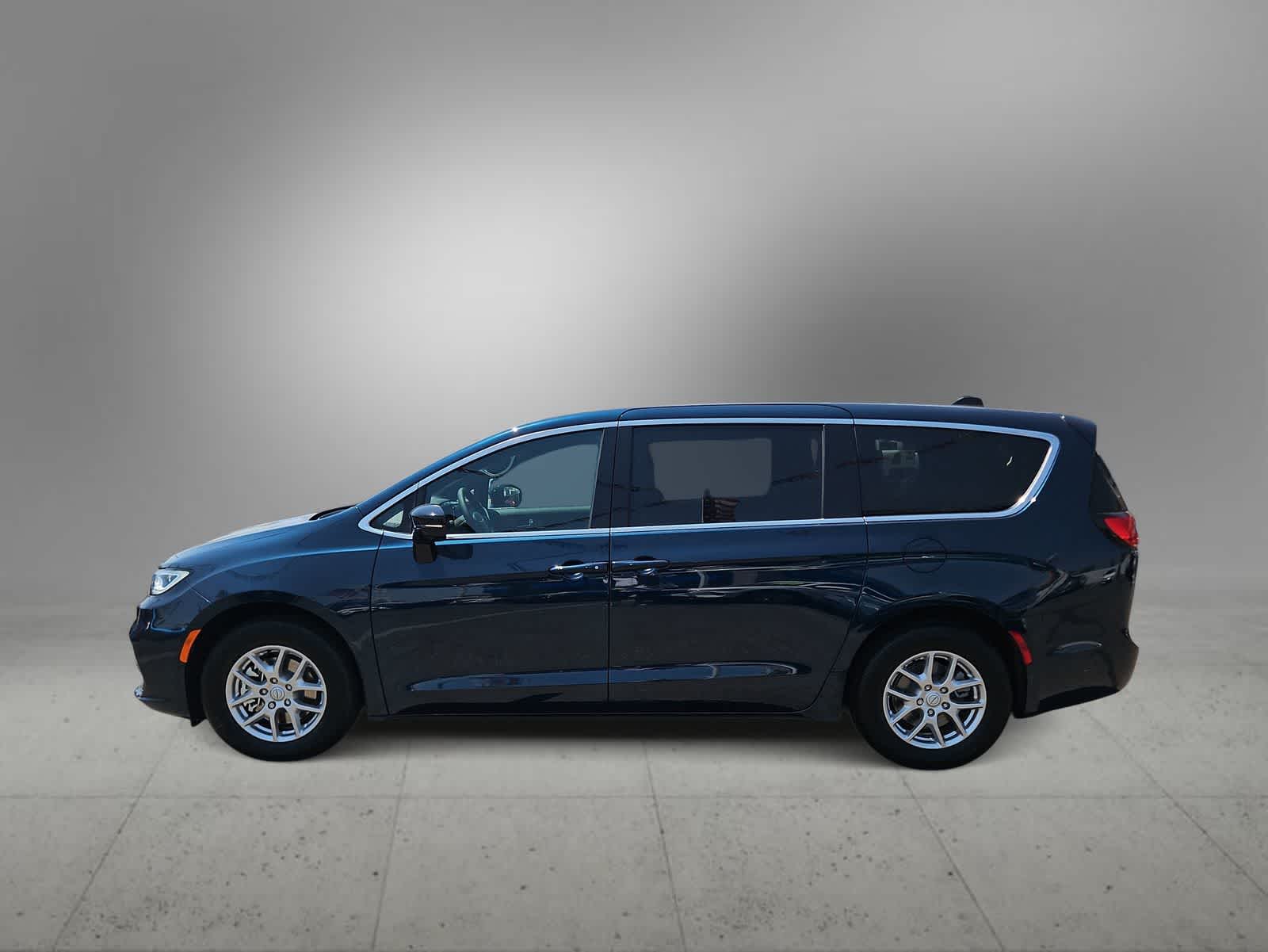 2025 Chrysler Pacifica Select Image 8 of 33