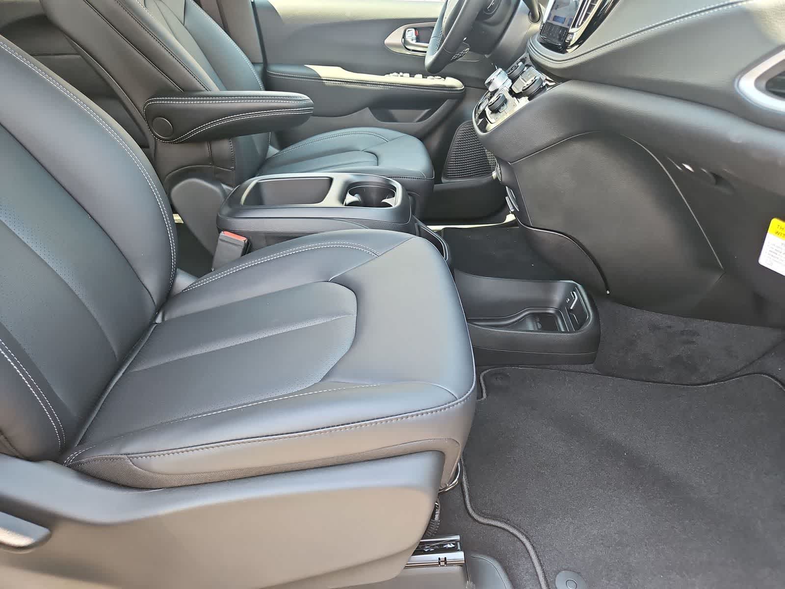 2025 Chrysler Pacifica Select Image 14 of 33