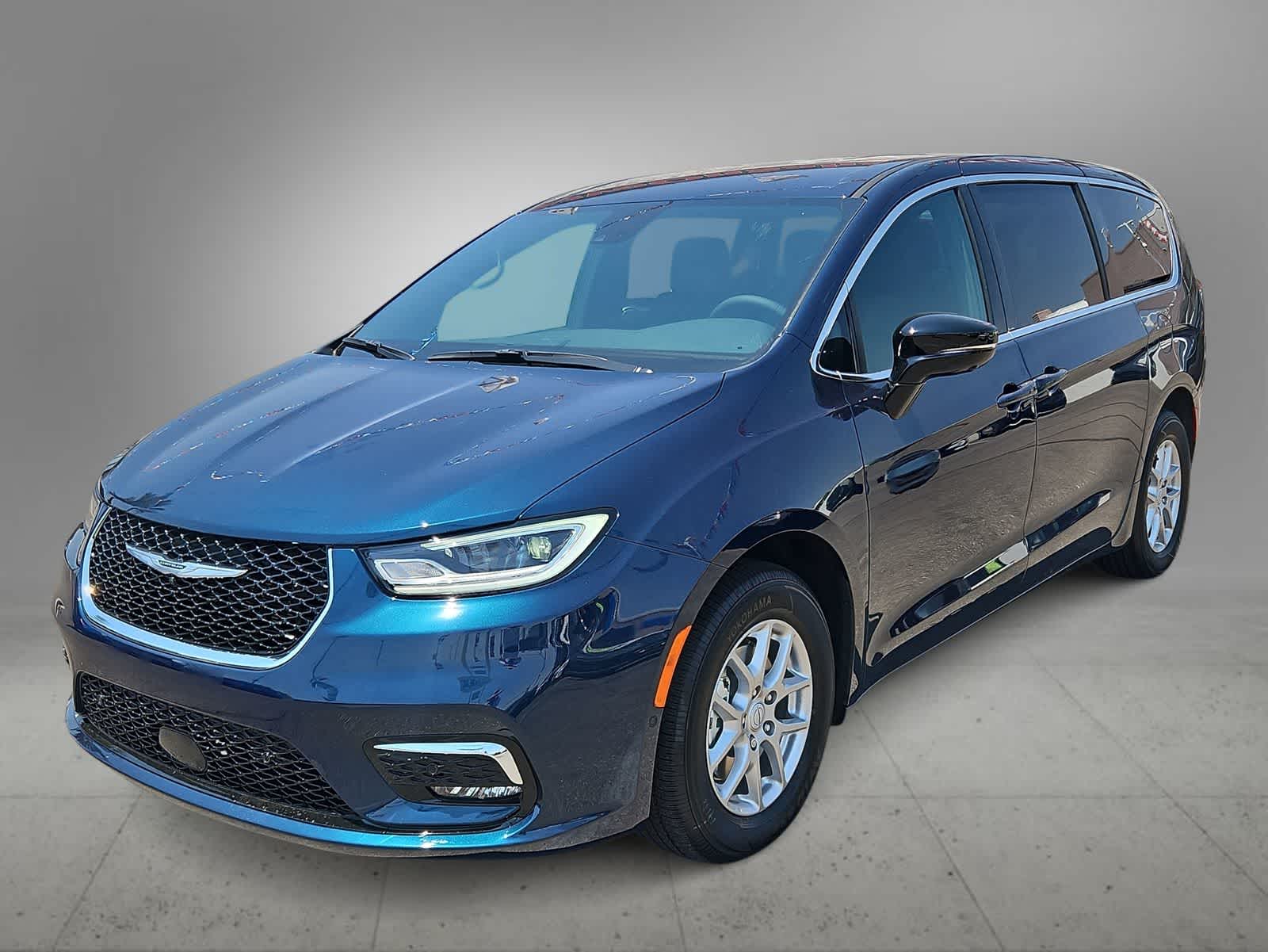 2025 Chrysler Pacifica Select Image 2 of 33