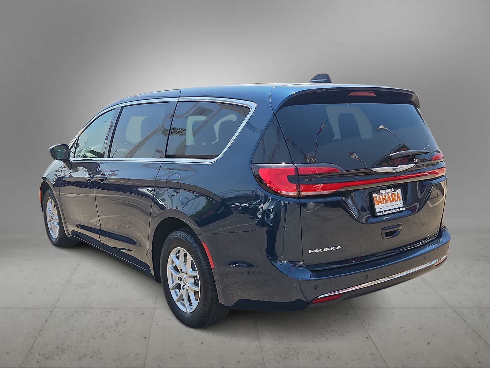2025 Chrysler Pacifica Select Image 7 of 33