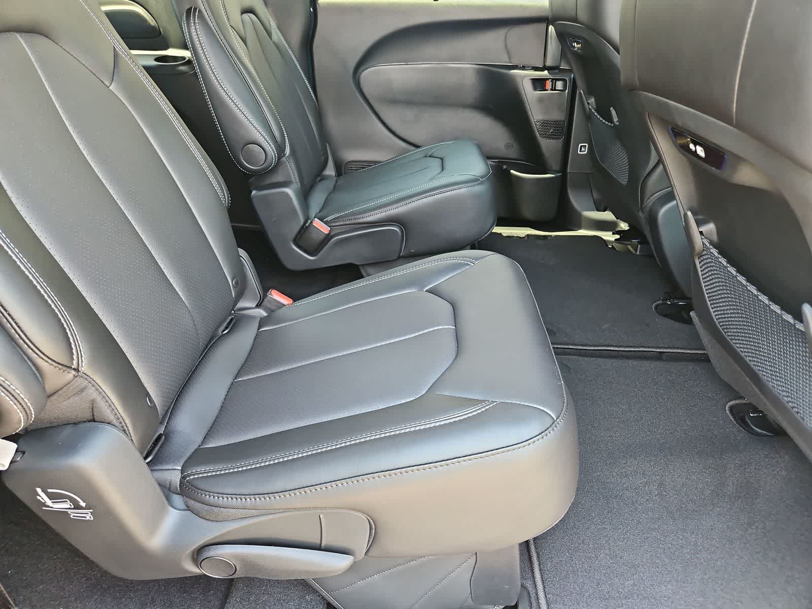 2025 Chrysler Pacifica Select Image 13 of 33