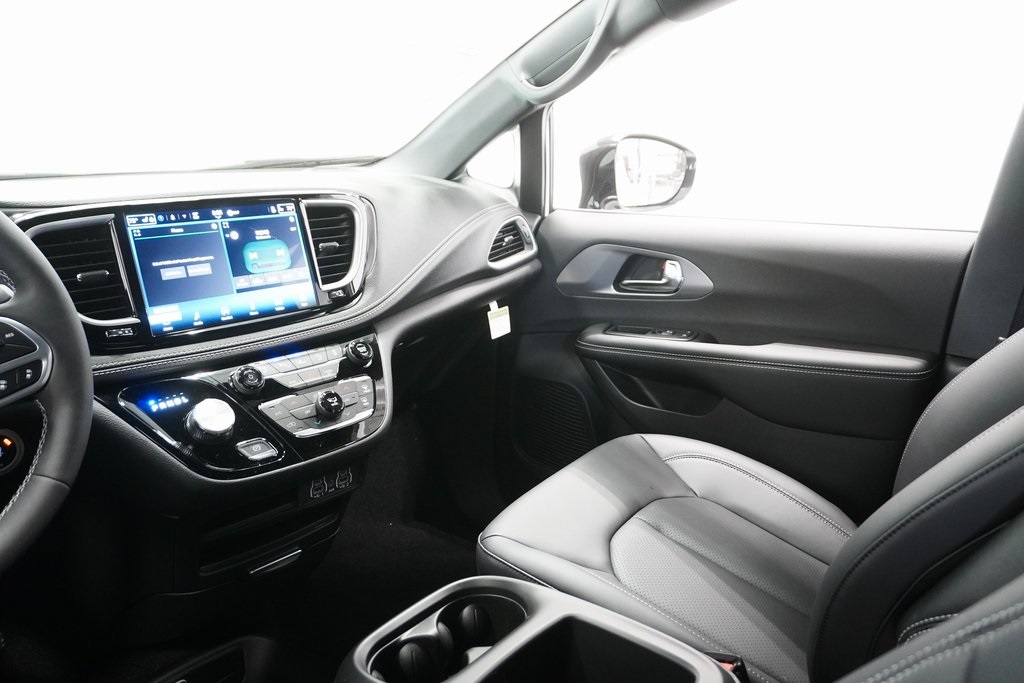 Vehicle image 17 of 28