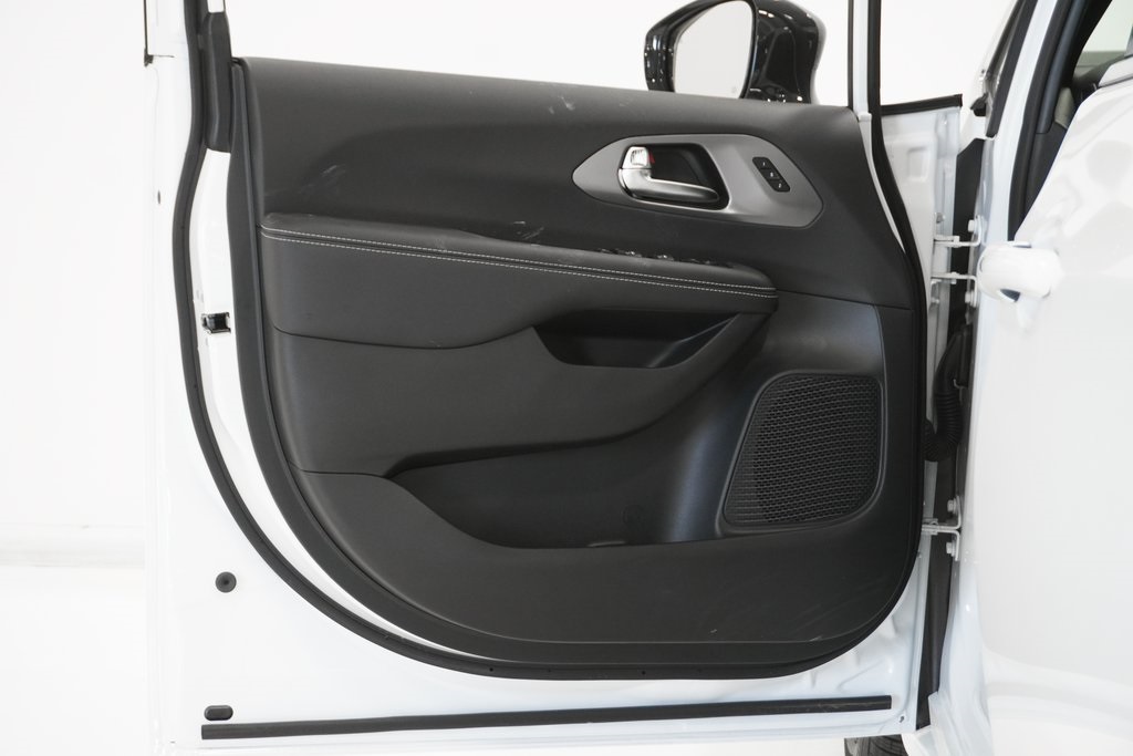 Vehicle image 13 of 28
