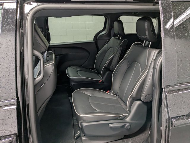 Vehicle image 14 of 16