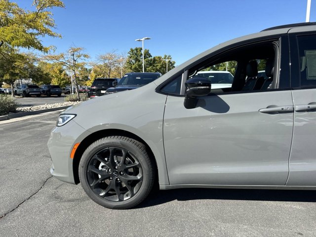 Vehicle image 13 of 35