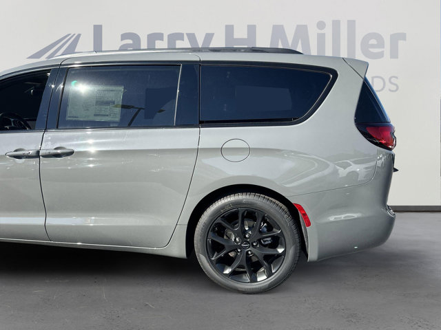 Vehicle image 10 of 35