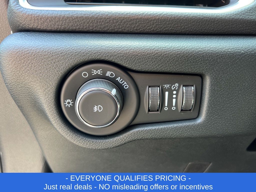 Vehicle image 23 of 30