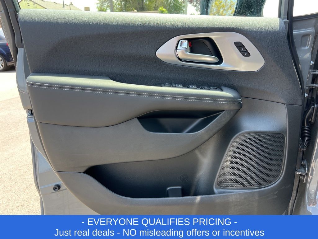 Vehicle image 22 of 30