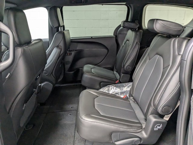 Vehicle image 14 of 16