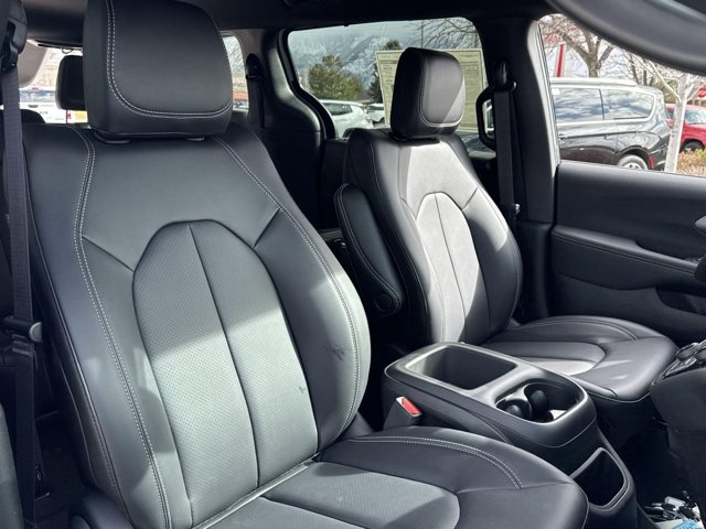 Vehicle image 33 of 34