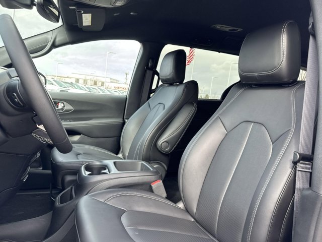 Vehicle image 17 of 34