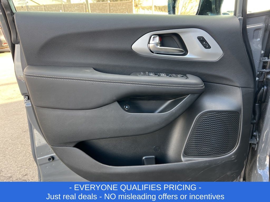 Vehicle image 22 of 29