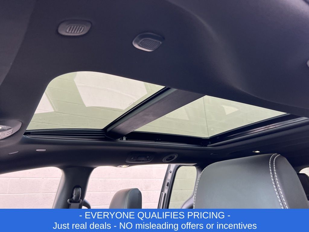 Vehicle image 28 of 29