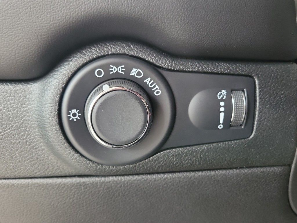 Vehicle image 29 of 33