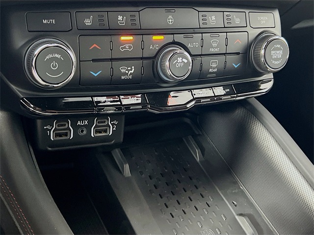 Vehicle image 34 of 38