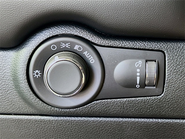 Vehicle image 33 of 38