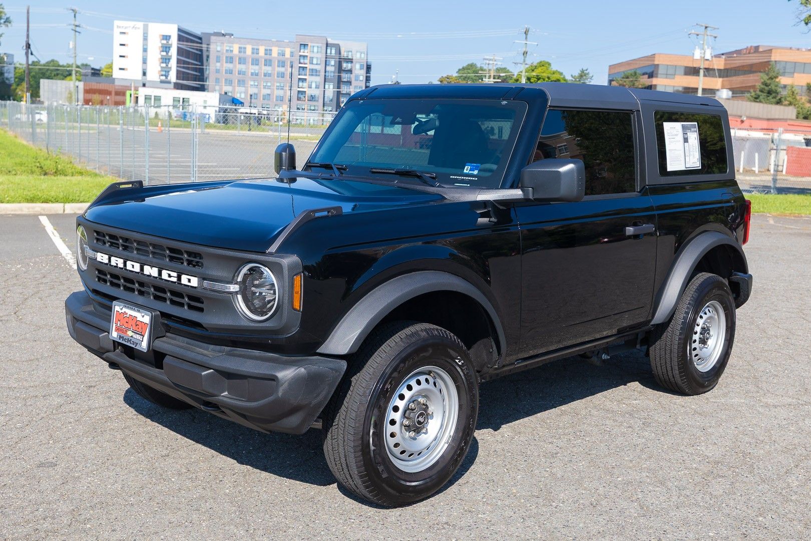 2025 Ford Bronco Base Image 2 of 28
