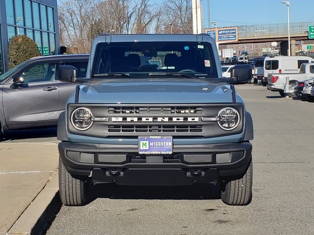 2025 Ford Bronco Base Image 2 of 32