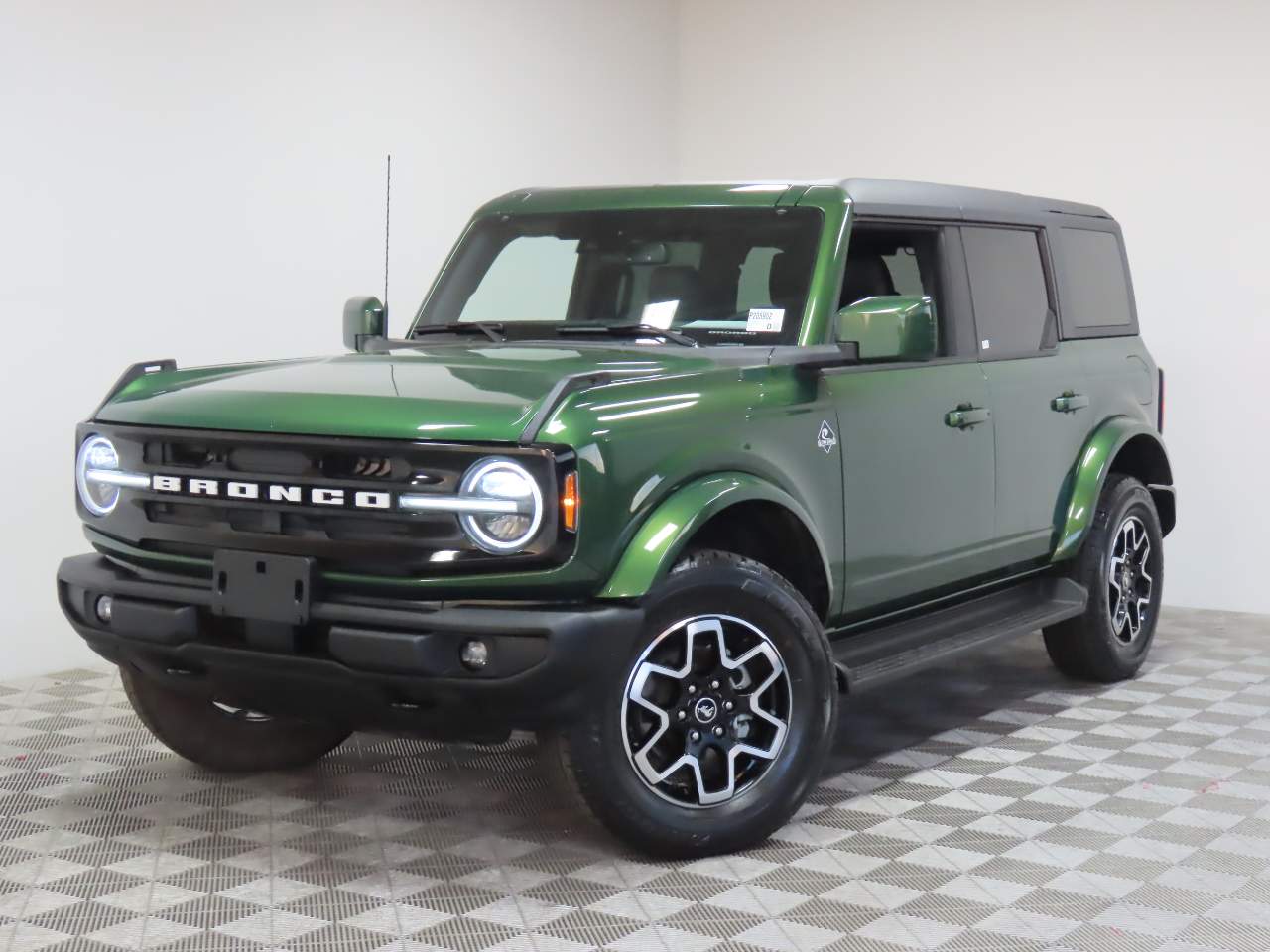 2025 Ford Bronco Outer Banks Image 1 of 18